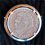 Anstecker in Sterlingsilberfassung mit Nadel